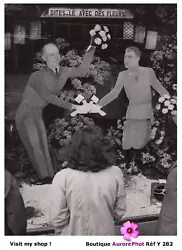 VITRINE ORIGINALE DUN FLEURISTE EN VUE DE LA RENCONTRE. Tirage original de 1953. PHOTO DE PRESSE, TIRAGE ARGENTIQUE...