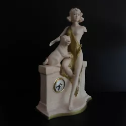 Matières : statue en céramique, horloge à aiguilles REAL CLOCK quartz made in ITALY. Couleurs : rose blanc jaune...
