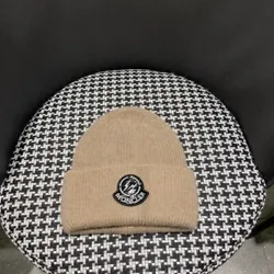 This Moncler beanie is a must-have accessory for any fashion-forward individual. Made from a luxurious cashmere blend,...