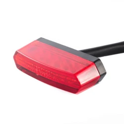 Couleur: Rouge.