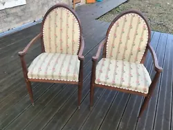 Paire de fauteuils anciens avec tapisserie sur le siège et dossier.