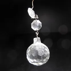 La pampille se compose de 2 pierres miniatures + 1 boule de cristal montées. Couleurs : cristal blanc transparent...