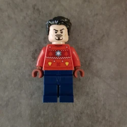 Tony Stark - Christmas Sweater. Vends LEGO Super Heroes Avengers.
