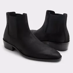 Chelsea boot. Closed almond toe. Upper: Leather.