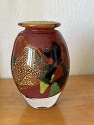Vase signé Jean Claude Novaro 1990. Il est en parfait état. Hauteur 15 cm