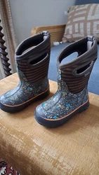 Bogs Kids 8T Brown Floral/Stripe Waterproof Rubber Winter Rain Boots Insulated.  In very good pre-owned condition. See...