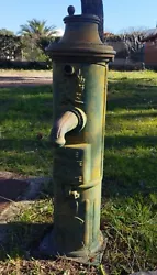 Fontaine de jardin , bouche d arrosage et incendie ancienne.