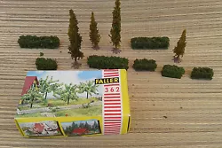 Lots de pièces pour train miniature, boite avec arbres miniature Faller.