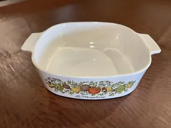 This beautiful CorningWare casserole dish is perfect for your next family meal or dinner party. With a capacity of two...