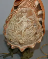 Tripode Bronze. Ancienne Lampe Coquillage Sculpté en Camée. Bon état du Coquillage.