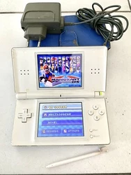 CONSOLE NINTENDO DS LITE BLANC. Vendu avec le chargeur stylé et housse de protection voir photo. Merci
