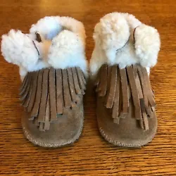 Style: Chestnut Squad Fluff. Color: chestnut brown. Features: slip on, elastic back, sherpa can be up or cuffed. Sole:...