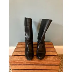 Beautiful and comfortable vintage LL Bean black insulated fleece lined leather boots size 7.5 with a 1