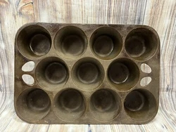 vintage unmarked wagner ware/ griswold USA cast iron muffin pan 11 Holes. Unmarked Wagner. Has “Z” Casters mark on...