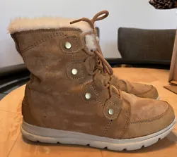 Discover these stylish Sorel Explorer Joan snow boots, perfect for winter weather. These tan boots feature a lace-up...