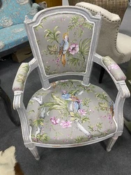 fauteuil ancien patiné vintage. Fauteuil ancien louisXI patiné à l ancienne recouvert d un joli tissu très...