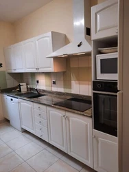 Vends cuisine en L en bois avec plan de granit vert comprenant Table de cuisine. Profondeur 85 cm. Profondeur 85cm....