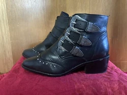 Metaphor brand pointed toe Winklepicker style goth boots Womens US size 7/ UK size 5.5 Leather/rubber & manmade...