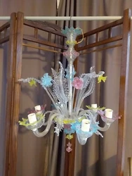 MAGNIFIQUE GRANDE LUSTRE MURANO A TROIS COULEUR. Les petites feuilles :27 cm. Les grandes feuilles : 36 cm. Les fleurs...