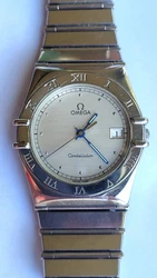 La montre et le bracelet sont en acier. The watch and the bracelet are made of steel.