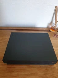 xbox one x.  Console en très bon état, fonctionne parfaitement, lecteur cd marche très bien, avec une manette et...
