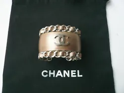 CHANEL Manchette cuir mordoré bijou TBE. 2016 / cuir et bijou Chanel métal argenté. Très couture elle habillera...