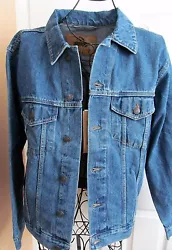New Jordache Denim Jean Jacket. 100% Cotton. Length from collar to the end : 26