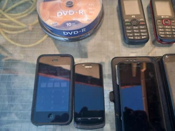 Plus un Nokia a clapet pour pièces, ainsi que 2 S by S F R. Propose ce lot de téléphones pour pièces !