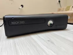 Xbox 360 Slim. Fonctionne parfaitement, je m’en débarrasse à remettre à zéro