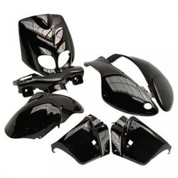 Kit carénage adaptable neuf, coloris noir brillant. SPO Moto Scooter. Ce kit comprend 7 pièces : le tablier avant,le...