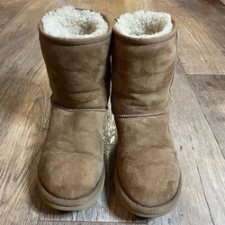 Ugg Australia Classic Short Sheepskin Tan Women Snow Boot Size 6. Boots are in good used condition no rips or stains....