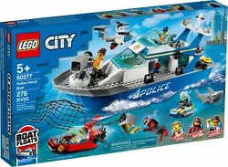 Lego City 60277. Les enfants peuvent activer un levier pour libérer le scooter sous-marin et lancer le filet afin...