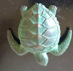 Superbe broche art nouveau art deco à décor de tortue. Cuivre à patine verte, en parfait état.