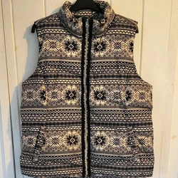 Full zip with ribbon detailFlattering stitch linesSlightly longer in back for a tad more coverageWelt pockets with...