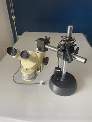 Stereomicroscope Binoculaire WILD Heerbrugg avec éclairage led Grossissement 5x 12,5x et 32xQuelques poussières dans...