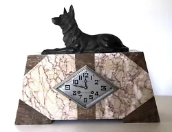 Pendule art déco en marbre et chien en régul. Format longueur 42 cm, hauteur 33 cm, largeur 11 cm. Horloge L....