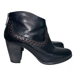 Elevate your style with these UGG ankle boots in black leather. Featuring an almond toe shape and a mid-height block...
