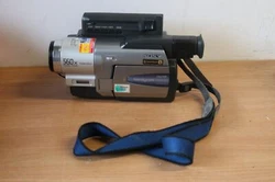 Caméscope Hi-8 compatible 8mm. Tout les details sur les photos. Plus de details sur les nombreuses photos presentes...