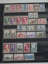 Voici un joli lot de timbres de France en vrac. On retrouve 30 timbres neufs avec charnieres. Bonne valeur.