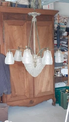 SUPERBE Lustre ART DECO à suspension , signé DEGUE sur la vasque ,acheté dans les années 45/50 . Orné de 6 tulipes...