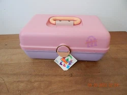 HERE IS A MAKEUP CASE. GOOD USED CONDITION.