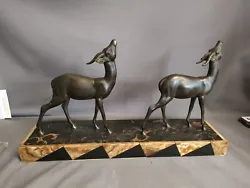 sculpture bronze Au Deux Gazelles Sur Marbre Noir Art Déco. Bon état général. Un bout de corne manque voir les...