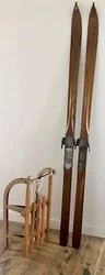 Très bel objet de décoration rétro. Luge ancienne en bois Davos en hêtre.