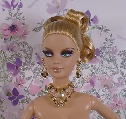 Fashion Royalty, Barbie, Silkstone. Made in France. (existe en Silver Plated dans une autre annonce).