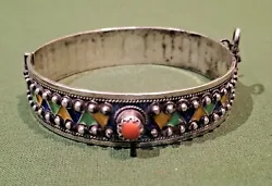 Ancien Bracelet Kabyle en Argent,émail Et Corail Ethnique. Beau bracelet ouvrant berbère en très bon état,argent de...