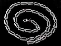 Bijou qui ne soxyde pas et ne rouille pas. Sans nickel, sans plomb et ne provoque pas dallergie. Bref, un bijou pour la...