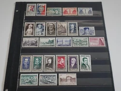 Bonne cote. Voici un joli lot de timbres de France en vrac. On retrouve 25 timbres neufs avec charnieres.