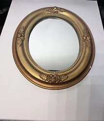 This antique oval wooden picture/mirror frame is a stunning addition to any room. The dimensions of this piece are 1...