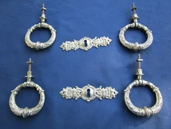 4p oignées anneaux + 2 entrées. Poignées: Largeur 7,1 cm, hauteur 7 cm. Entrées embouties 11,7 x 3,5cm.