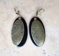 Bronze et Plaque Résine Noire. Boucles dOreille pendantes. longueur totale 7,5 cm environ.